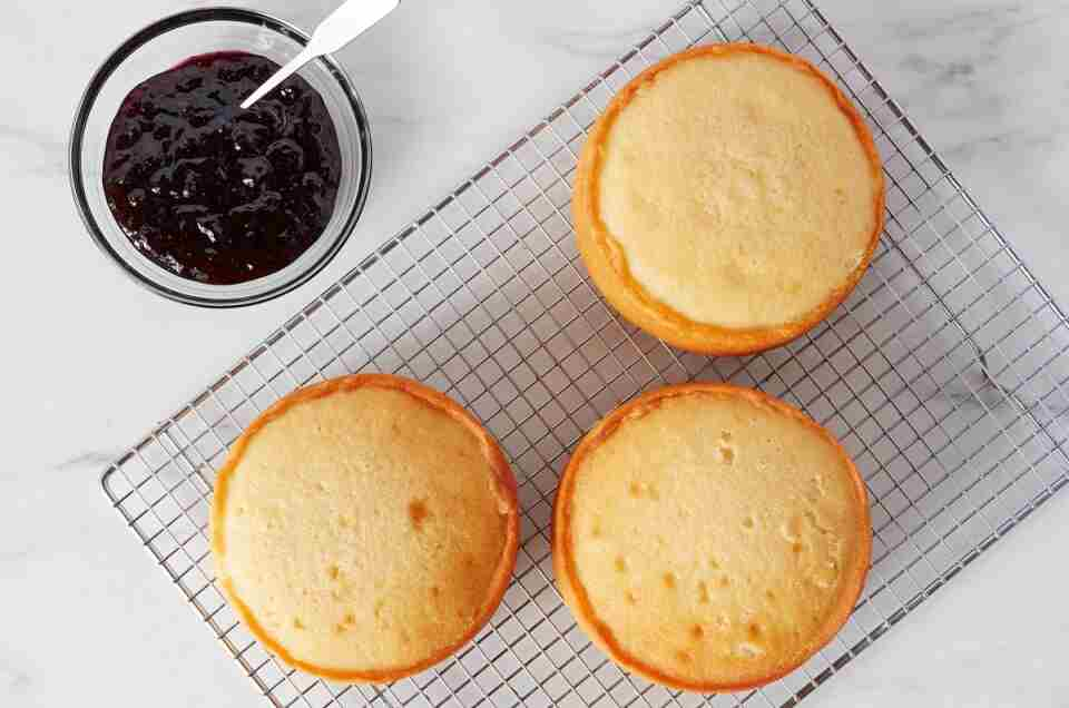 How to bake a cake in an air fryer